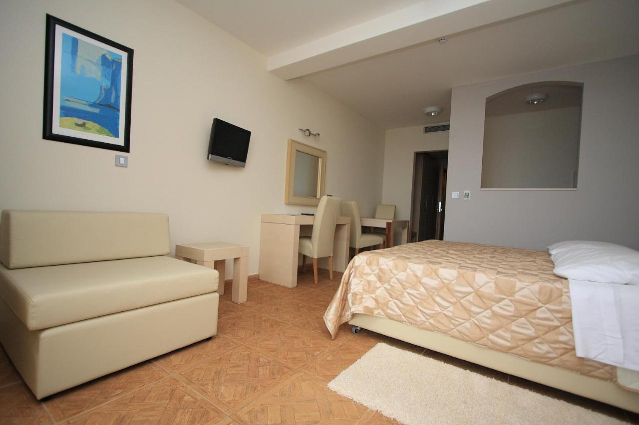 Aparthotel Natalia Podgora Exterior photo